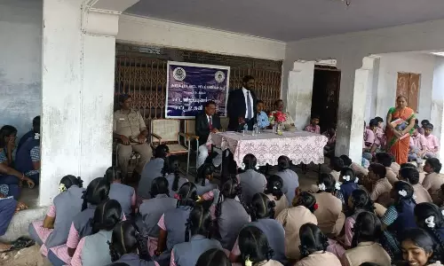 அரசு பள்ளியில் விழிப்புணர்வு முகாம் அரசு பள்ளியில் விழிப்புணர்வு முகாம்