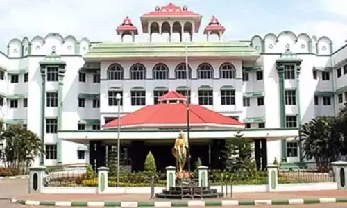 இளம்பெண் காரில் கடத்தி வன்கொடுமை: 20 நாள்களாகியும் வழக்குப் பதிவு செய்யாதது ஏன்? - ஐகோர்ட்டு மதுரைக்கிளை சரமாரி கேள்வி