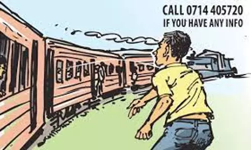 மின்சார ரெயில் மீது கல்வீச்சு; 3 பயணிகள் காயம்- மர்ம ஆசாமிகளுக்கு வலைவீச்சு மின்சார ரெயில் மீது கல்வீச்சு; 3 பயணிகள் காயம்- மர்ம ஆசாமிகளுக்கு வலைவீச்சு