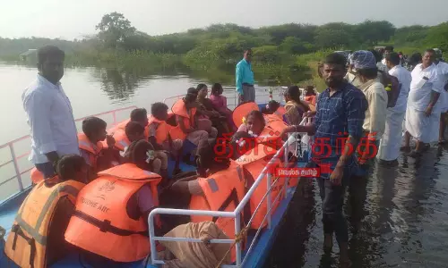 உயர்மட்ட பாலம், இணைப்பு சாலை தண்ணீரில் மூழ்கின: காந்தையாறில் மோட்டார் படகு சேவை தொடங்கியது-பொதுமக்கள், மாணவ-மாணவிகள் மகிழ்ச்சி உயர்மட்ட பாலம், இணைப்பு சாலை தண்ணீரில் மூழ்கின: காந்தையாறில் மோட்டார் படகு சேவை தொடங்கியது-பொதுமக்கள், மாணவ-மாணவிகள் மகிழ்ச்சி