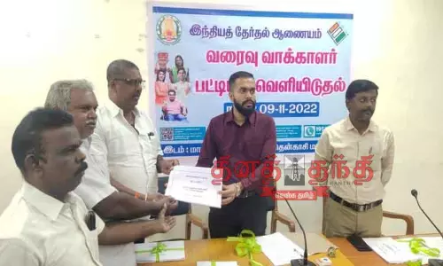 வரைவு வாக்காளர் பட்டியல்; கலெக்டர் ஆகாஷ் வெளியிட்டார்