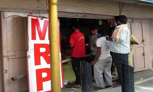 குடிபோதையில், மின்கம்பத்தில்   ஏறி தொழிலாளி அட்டகாசம்