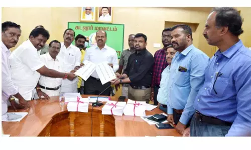 இரட்டை பதிவால் 37,965 பேர்கள் நீக்கம்:    21¼ லட்சம் வாக்காளர்கள்    வரைவு வாக்காளர் பட்டியலை கலெக்டர் வெளியிட்டார்