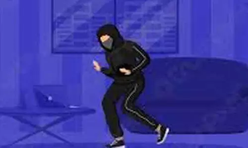 உடுமலை அருகே பட்டப்பகலில் மருந்து கடை உரிமையாளர் வீட்டின் கதவை உடைத்து நகை மற்றும் பணத்தை மர்ம நபர்கள் திருடிச் சென்ற சம்பவம் குறித்து போலீசார் விசாரணை மேற்கொண்டு வருகின்றனர். உடுமலை அருகே பட்டப்பகலில் மருந்து கடை உரிமையாளர் வீட்டின் கதவை உடைத்து நகை மற்றும் பணத்தை மர்ம நபர்கள் திருடிச் சென்ற சம்பவம் குறித்து போலீசார் விசாரணை மேற்கொண்டு வருகின்றனர்.