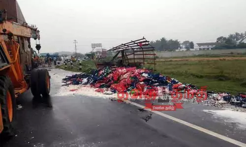 லாரிகள் நேருக்கு நேர் மோதல்; டிரைவர் பலி லாரிகள் நேருக்கு நேர் மோதல்; டிரைவர் பலி