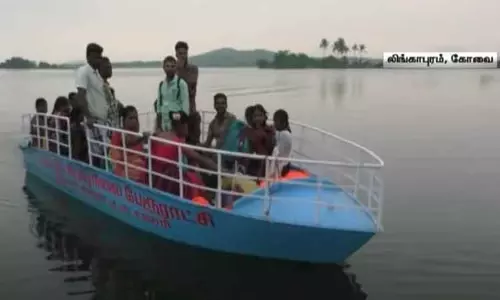 கோவை லிங்காபுரம் அருகே உயர்மட்ட பாலம் நீரில் மூழ்கியதால் படகு போக்குவரத்தைத் தொடங்கிய கிராம மக்கள் கோவை லிங்காபுரம் அருகே உயர்மட்ட பாலம் நீரில் மூழ்கியதால் படகு போக்குவரத்தைத் தொடங்கிய கிராம மக்கள்