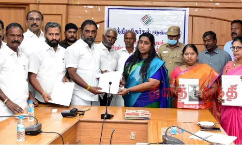 நாமக்கல் மாவட்டத்தில் 6 தொகுதிகளில் 14.30 லட்சம் வாக்காளர்கள் வரைவு வாக்காளர் பட்டியலை கலெக்டர் வெளியிட்டார் நாமக்கல் மாவட்டத்தில் 6 தொகுதிகளில் 14.30 லட்சம் வாக்காளர்கள் வரைவு வாக்காளர் பட்டியலை கலெக்டர் வெளியிட்டார்