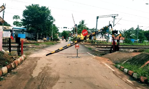 அய்யலூரில் ரெயில்வே கேட் உடைந்து விழுந்ததால் பரபரப்பு அய்யலூரில் ரெயில்வே கேட் உடைந்து விழுந்ததால் பரபரப்பு