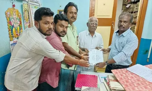 வத்தலக்குண்டு பேரூராட்சியில் சாக்கடை கால்வாய்களை தூர்வார வேண்டும்; வியாபாரிகள் கோரிக்கை வத்தலக்குண்டு பேரூராட்சியில் சாக்கடை கால்வாய்களை தூர்வார வேண்டும்; வியாபாரிகள் கோரிக்கை