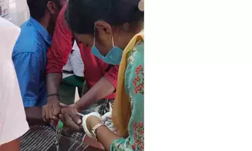 தூண்டில் கொக்கி கையில் பாய்ந்து வாலிபர் காயம் தூண்டில் கொக்கி கையில் பாய்ந்து வாலிபர் காயம்