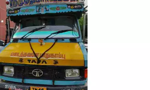 கம்பியுடன் லாரியை விட்டுச்சென்ற மர்மநபர்களால் பரபரப்பு கம்பியுடன் லாரியை விட்டுச்சென்ற மர்மநபர்களால் பரபரப்பு