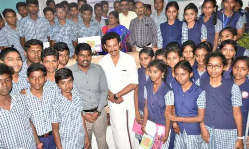 அமைச்சர் அன்பில் மகேஷ் பொய்யாமொழி தலைமையில்  67 மாணவ-மாணவிகள் 4 நாட்கள் துபாய் பயணம்