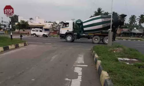 தொடர் விபத்துகளை தடுக்க தேசிய நெடுஞ்சாலையில் மேம்பாலம் அமைக்கப்படுமா? தொடர் விபத்துகளை தடுக்க தேசிய நெடுஞ்சாலையில் மேம்பாலம் அமைக்கப்படுமா?
