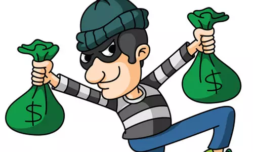 2 கடைகளின் பூட்டை உடைத்து பணம் திருட்டு