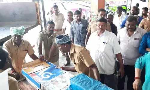 துறையூர் பஸ் நிலையத்தில் ஆக்கிரமிப்புகள் அகற்றம் துறையூர் பஸ் நிலையத்தில் ஆக்கிரமிப்புகள் அகற்றம்