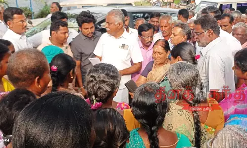 மொடக்குறிச்சி அருகே ஈக்கள் மொய்க்கும்  கோழிப்பண்ணையில் எம்.எல்.ஏ. ஆய்வு