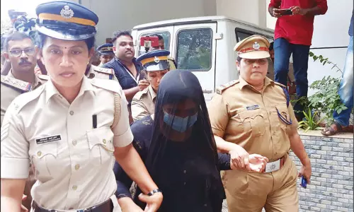 மாணவரை கொல்வதற்கு முன்பு நடந்த சதி திட்டம்: காதலி கிரீஷ்மாவை கல்லூரிக்கு அழைத்து வந்து விசாரணை