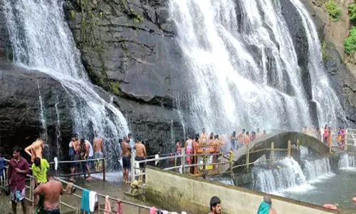 மேற்குத்தொடர்ச்சி மலைப்பகுதிகளில் மழை: குற்றாலம் அருவிகளில் ஆர்ப்பரித்து கொட்டும் தண்ணீர்