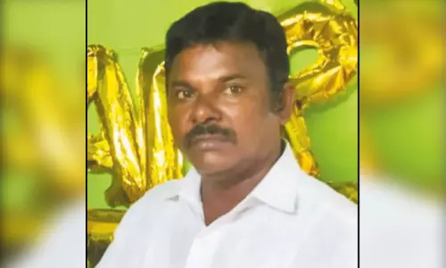 துக்க நிகழ்ச்சியில் கலந்து கொண்டு வீடு திரும்பியபோது மின் கம்பத்தில் மோட்டார் சைக்கிள் மோதி தி.மு.க. பிரமுகர் பலி