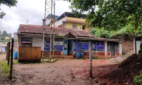 சார் பதிவாளர் அலுவலகத்தில் போதிய இடவசதி இல்லை சார் பதிவாளர் அலுவலகத்தில் போதிய இடவசதி இல்லை