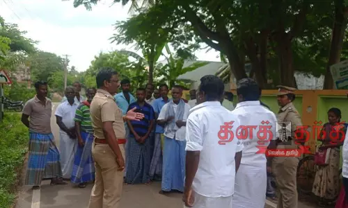 கிராம நிர்வாக அலுவலகம் முன்புவிவசாயிகள் தர்ணா கிராம நிர்வாக அலுவலகம் முன்புவிவசாயிகள் தர்ணா