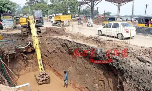 சாலையை கடக்க மேம்பாலம் அமைக்கும் பணி