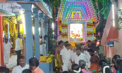 வட்டன்விளை கோவில் கொைட விழாவை முன்னிட்டு முத்தாரம்மன் வீதியுலா வட்டன்விளை கோவில் கொைட விழாவை முன்னிட்டு முத்தாரம்மன் வீதியுலா