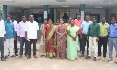 கடலூர் அரசு கல்லூரியில் கவுரவ விரிவுரையாளர்கள் காலவரையற்ற வகுப்பு புறக்கணிப்பு போராட்டம் மாணவர்கள் அவதி கடலூர் அரசு கல்லூரியில் கவுரவ விரிவுரையாளர்கள் காலவரையற்ற வகுப்பு புறக்கணிப்பு போராட்டம் மாணவர்கள் அவதி