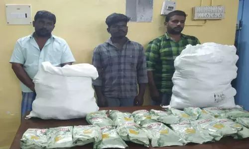 ஓட்டப்பிடாரம் அருகே காரில் புகையிலை பொருட்கள் கடத்திய 3 பேர் கைது ஓட்டப்பிடாரம் அருகே காரில் புகையிலை பொருட்கள் கடத்திய 3 பேர் கைது