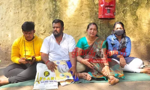 உண்ணாவிரத போராட்டம்; டிரைவர் குடும்பத்தோடு கைது உண்ணாவிரத போராட்டம்; டிரைவர் குடும்பத்தோடு கைது