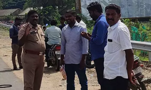 கடலூர் அருகே இரும்பு கடை காவலாளி மீது கொலைவெறி தாக்குதல் 2 பேரை பிடித்து போலீசார் விசாரணை கடலூர் அருகே இரும்பு கடை காவலாளி மீது கொலைவெறி தாக்குதல் 2 பேரை பிடித்து போலீசார் விசாரணை