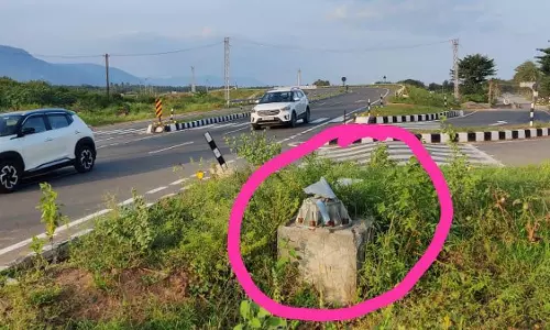 கூடலூர் அருகே  நான்கு வழிச்சாலையில் மீண்டும் உயர்கோபுர மின்விளக்கு அமைக்கப்படுமா?  வாகன ஓட்டிகள் எதிர்பார்ப்பு