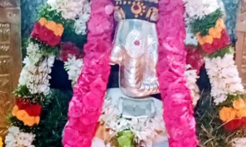 சிறப்பு அலங்காரத்தில் விநாயகர் சிறப்பு அலங்காரத்தில் விநாயகர்