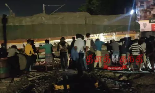 தண்டவாளத்தில் சிக்கி நின்ற சரக்கு லாரி