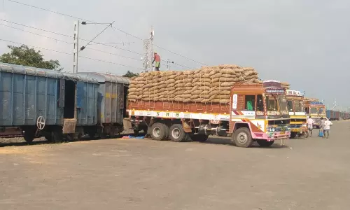 சின்னசேலத்திற்கு 2 ஆயிரம் டன் நெல்மூட்டைகள் வந்தன சின்னசேலத்திற்கு 2 ஆயிரம் டன் நெல்மூட்டைகள் வந்தன