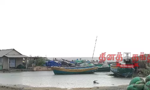 வேதாரண்யத்தில், 3-வது நாளாக மீனவர்கள் மீன்பிடிக்க செல்லவில்லை