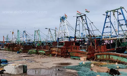 மீனவர்கள் 2-வது நாளாக மீன்பிடிக்க செல்லவில்லை மீனவர்கள் 2-வது நாளாக மீன்பிடிக்க செல்லவில்லை