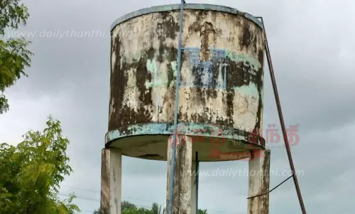 இடிந்து விழும் நிலையில் மேல்நிலை நீர்த்தேக்க தொட்டி இடிந்து விழும் நிலையில் மேல்நிலை நீர்த்தேக்க தொட்டி