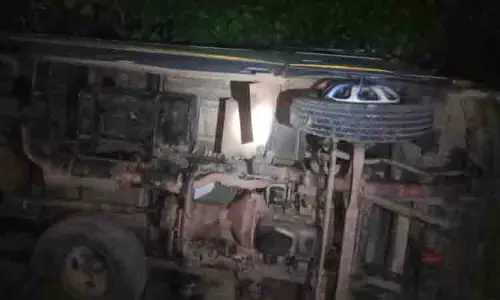 வேன் கவிழ்ந்து விவசாய தொழிலாளர்கள் 10 பேர் படுகாயம் வேன் கவிழ்ந்து விவசாய தொழிலாளர்கள் 10 பேர் படுகாயம்