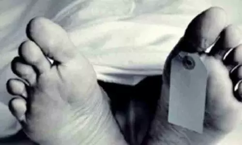 இறந்த பெண்ணின் உடலுடன் 2 நாளாக இருந்த டாக்டர் குடும்பத்தினர்