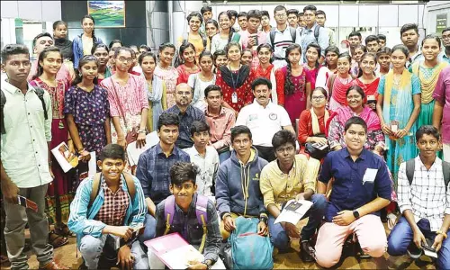 திருச்சியில் இருந்து 67 மாணவ-மாணவிகள் துபாய்க்கு கல்வி சுற்றுலா