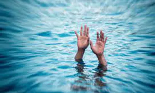 திருப்பூரில் இருந்து பெங்களூருவுக்கு மோட்டார்சைக்கிளில் சென்றபோது ஆற்றில் குதித்த தொழிலாளி- மனைவியுடன் ஏற்பட்ட தகராறில் விபரீதம் திருப்பூரில் இருந்து பெங்களூருவுக்கு மோட்டார்சைக்கிளில் சென்றபோது ஆற்றில் குதித்த தொழிலாளி- மனைவியுடன் ஏற்பட்ட தகராறில் விபரீதம்