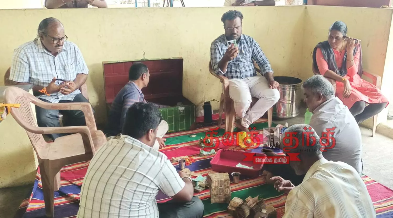 தொப்பூர் பாலத்து முனியப்பன் கோவில் உண்டியல் காணிக்கை எண்ணும் பணி தொப்பூர் பாலத்து முனியப்பன் கோவில் உண்டியல் காணிக்கை எண்ணும் பணி