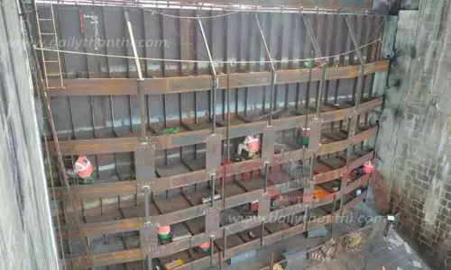 மதகு பொருத்தும் பணி மழையால் தொய்வு