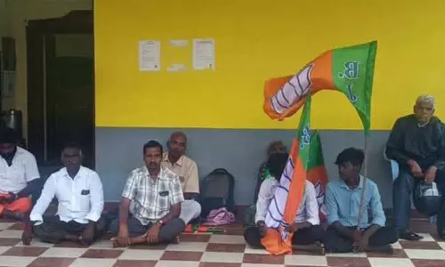 திட்டக்குடி நகராட்சி அலுவலகத்தில் குடியேறும் போராட்டம் பா.ஜ.க. சார்பில் நடந்தது திட்டக்குடி நகராட்சி அலுவலகத்தில் குடியேறும் போராட்டம் பா.ஜ.க. சார்பில் நடந்தது