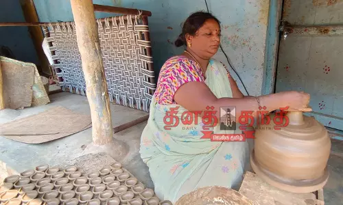 அகல் விளக்குகள் தயாரிக்கும் பணி தீவிரம்