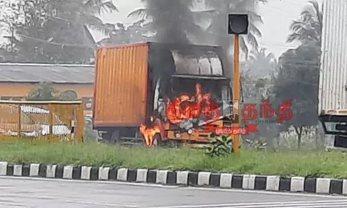 கன்டெய்னர் லாரி தீப்பிடித்து எரிந்ததால் பரபரப்பு கன்டெய்னர் லாரி தீப்பிடித்து எரிந்ததால் பரபரப்பு