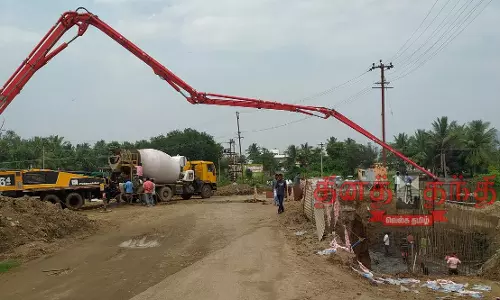 புதிய தொழில்நுட்ப உதவியுடன் ஏரி பகுதியில் புறவழிச்சாலை அமைக்கும் பணி புதிய தொழில்நுட்ப உதவியுடன் ஏரி பகுதியில் புறவழிச்சாலை அமைக்கும் பணி