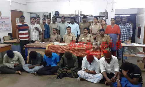 பள்ளிபாளையம் அருகே ஜவுளி அதிபர் வீட்டில் கொள்ளையடித்த 7 பேர் அதிரடி கைது டிரைவர், சாமியார் உள்பட 5 பேருக்கு வலைவீச்சு பள்ளிபாளையம் அருகே ஜவுளி அதிபர் வீட்டில் கொள்ளையடித்த 7 பேர் அதிரடி கைது டிரைவர், சாமியார் உள்பட 5 பேருக்கு வலைவீச்சு