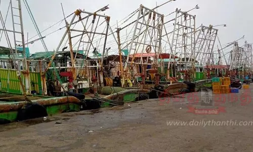 குமரி கடலில் பலத்த காற்று எச்சரிக்கை: குளச்சல் விசைப்படகு மீனவர்கள் மீன்பிடிக்க செல்லவில்லை குமரி கடலில் பலத்த காற்று எச்சரிக்கை: குளச்சல் விசைப்படகு மீனவர்கள் மீன்பிடிக்க செல்லவில்லை